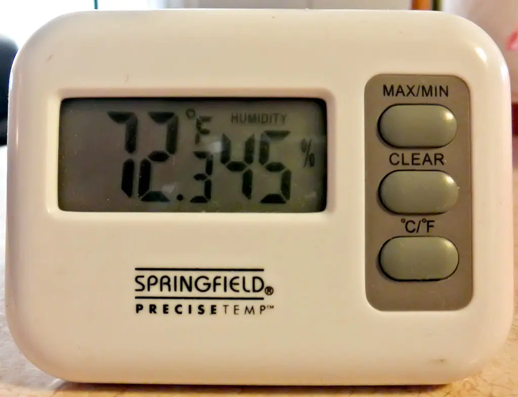 Digitales Hygrometer mit Max/Min-Taste zeigt 45 Prozent Luftfeuchtigkeit auf dem Display an